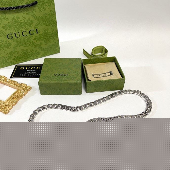 G*u*i necklaces